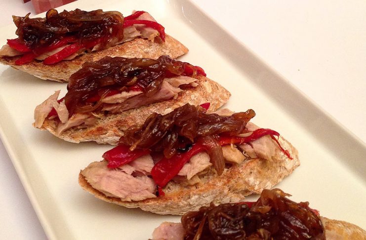 Tostadas con Cebolla Caramelizada
